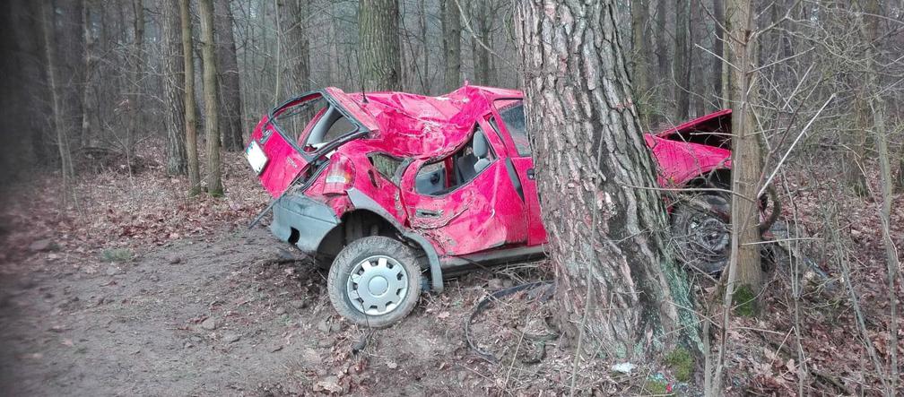 Tragiczny wypadek w Podlaskiem. Opel uderzył w drzewo. Nie żyje 22-latek