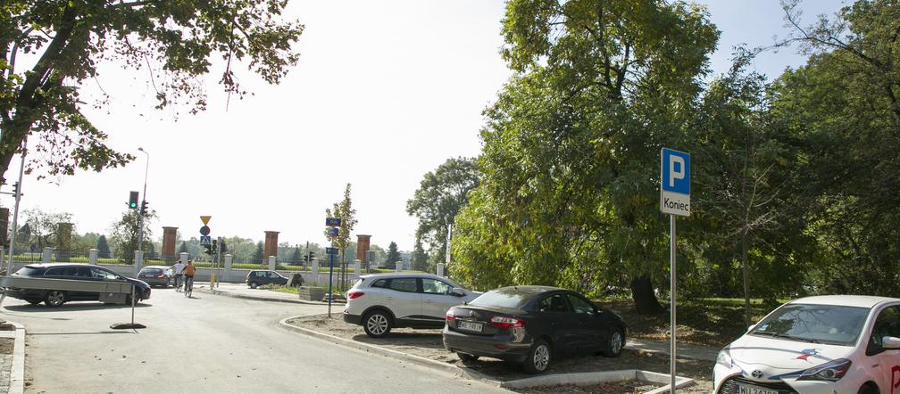 Zminejszyli parking pod szpitalem