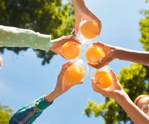 Mamo, to tylko soczek!. Nowy trend z TikToka budzi emocje wśród rodziców