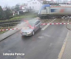 Auto utknęło między rogatkami w Świebodzinie. Co dalej się stało?
