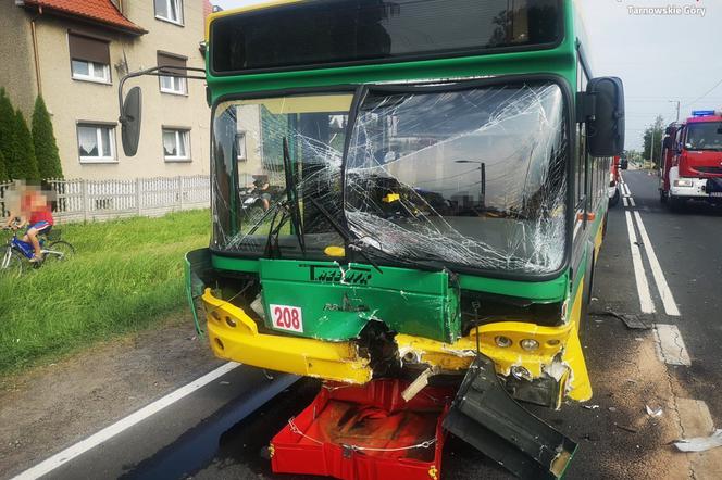 Czołowe zderzenie osobówki z autobusem w Wieszowie