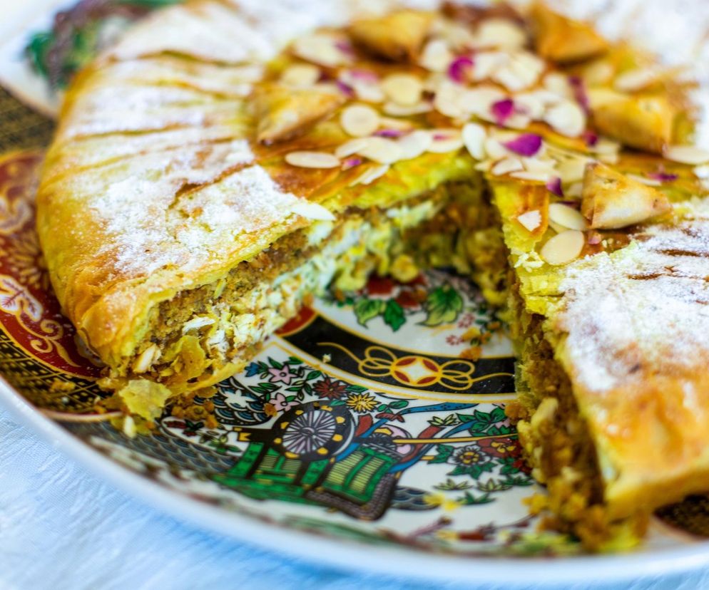 Wybierz się na kulinarną podróż do Maroko. To ciasto z kurczakiem to hit