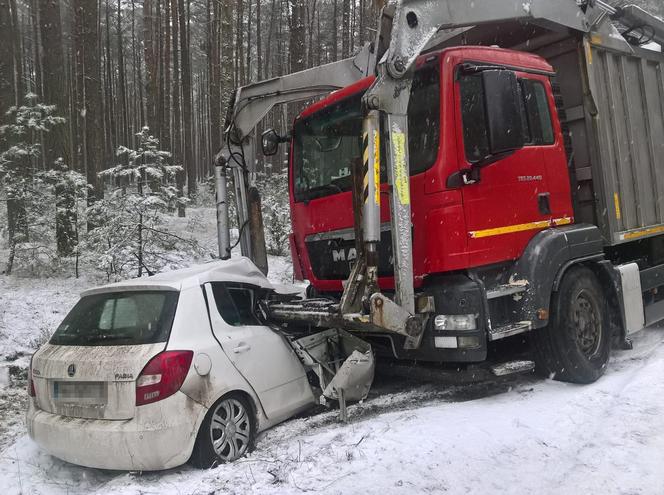 Czołowe zderzenie samochodu osobowego z ciężarówką