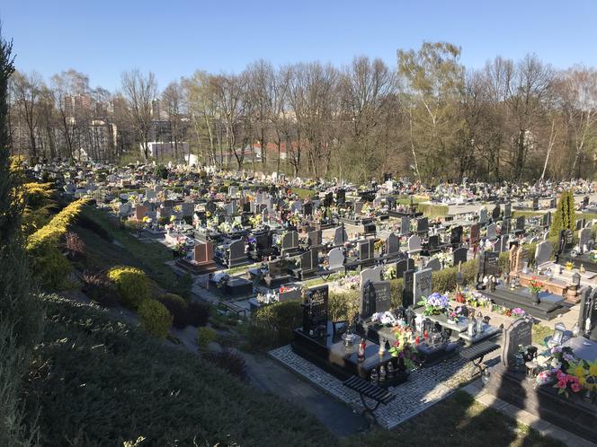 Ten cmentarz na Śląsku jest otwarty. Mieszkańcy odwiedzają groby bliskich