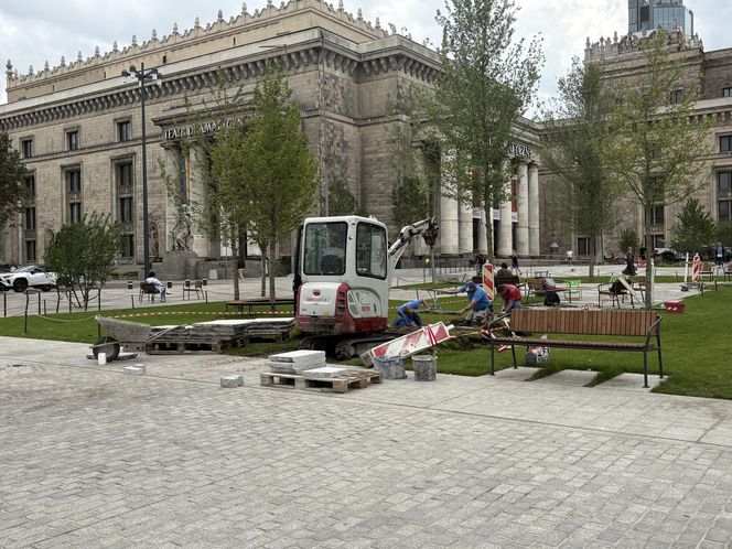 Absurd roku w Warszawie. Zrywają zieleń na nowym pl. Centralnym. Zamiast niej będzie beton