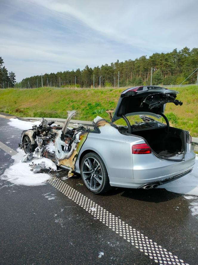 Pożar auta na S5 koło Leszna. Prawie nic z niego nie zostało