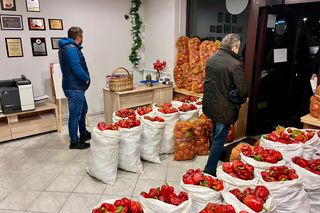 Romanowski wspiera rolnika. Zaprasza do poselskiego biura po paprykę