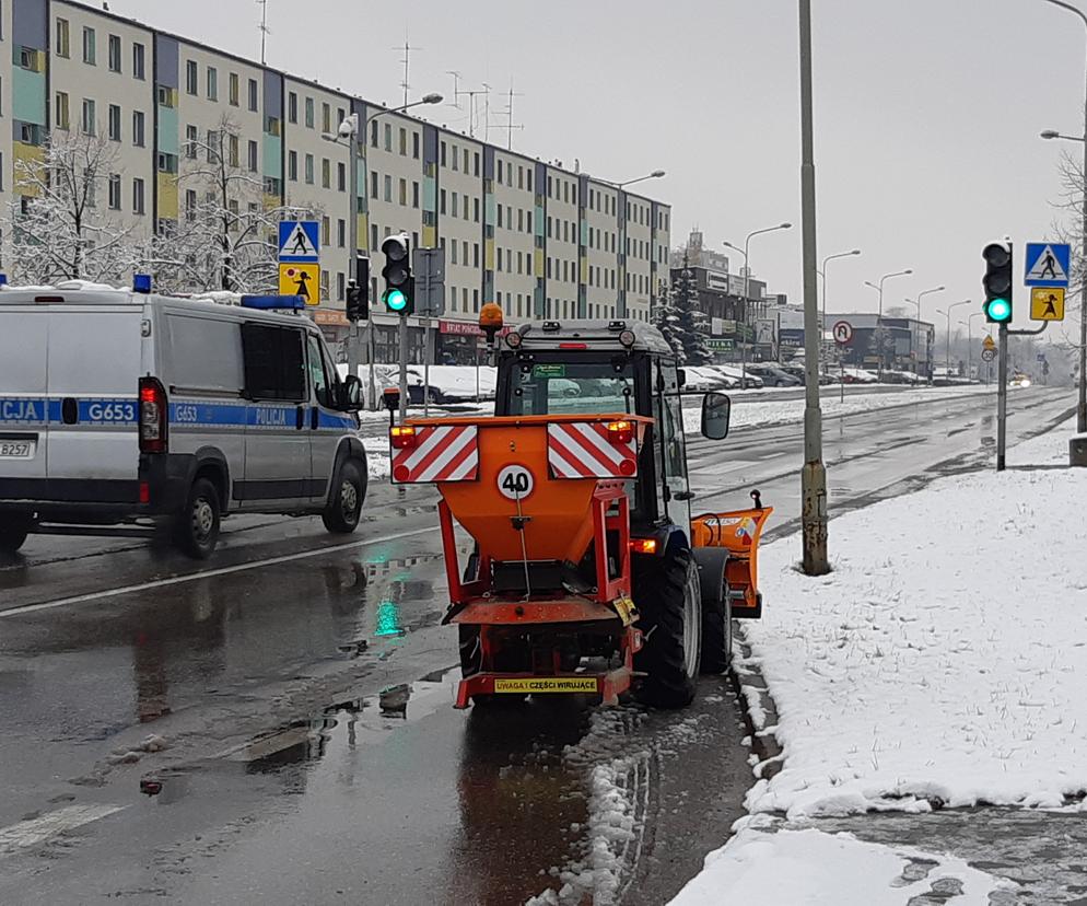 Intensywne opady śniegu w Tarnowie. Trwa odśnieżane miejskich ulic