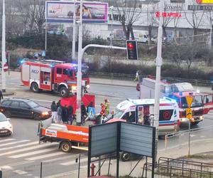 Akcja służb na ulicy Krakowskiej we Wrocławiu. Trwa reanimacja rowerzysty