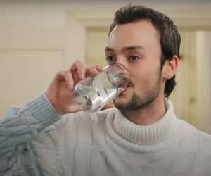 Alper zboczeńcem! Rankiem zakradnie się do sypialni kobiet.