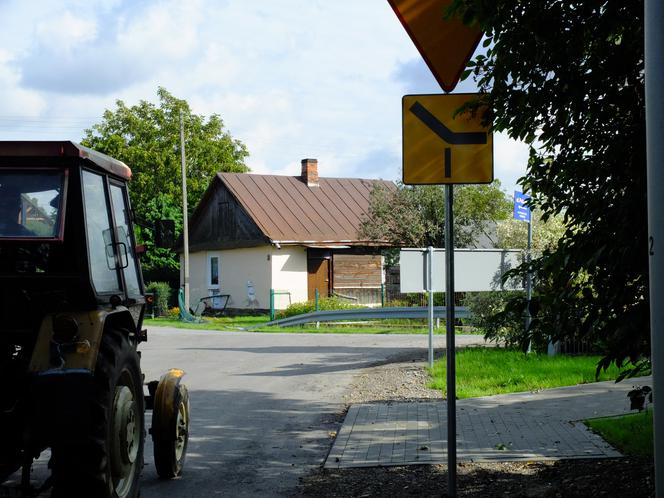 Rozbił pożyczone auto i zniszczył ogródek pani Heleny. 98-latka nie była zadowolona