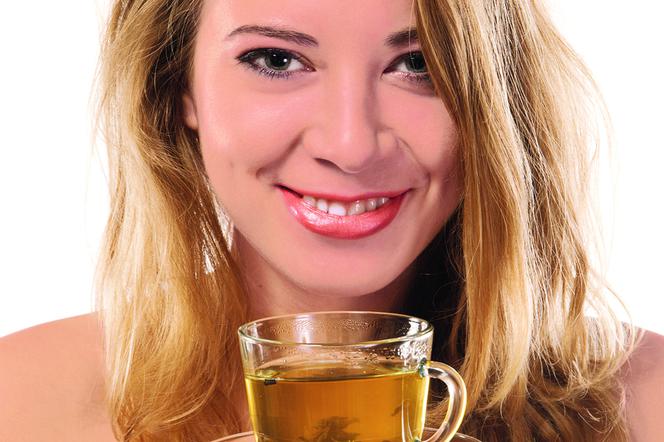 Kobieta z naparem ziołowym