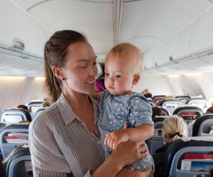 Niecodzienne sceny w samolocie. Mama niemowlaka zadbała o komfort innych pasażerów 
