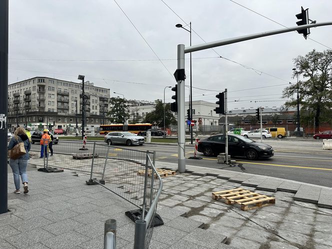 Budowa drogi rowerowej na ul. Puławskiej w Warszawie obok dawnego kina „Moskwa”