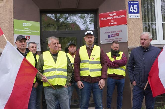 Protest rolników 16 kwietnia w Olsztynie. Strajkujący znów przynieśli nawóz do biura posła Kulaska [ZDJĘCIA]