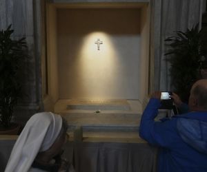 Wierni odwiedzają grób papieża Franciszka