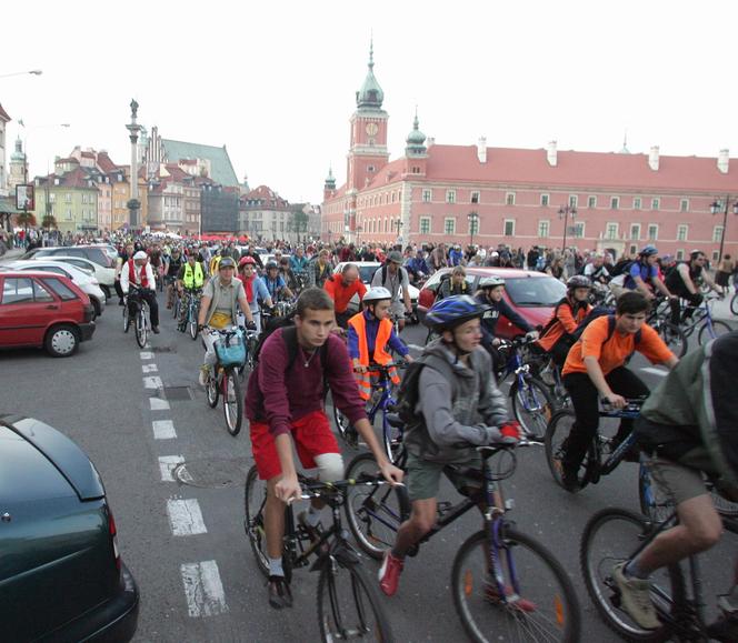 Rowerzyści zablokują Warszawę. Masa Krytyczna przejedzie przez miasto. Znamy trasę