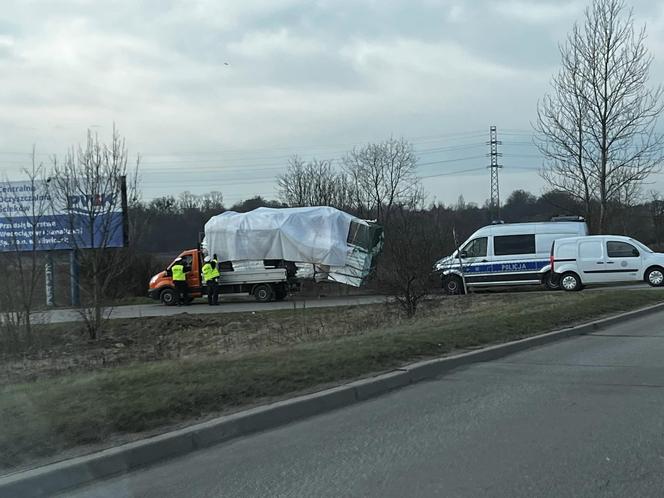 Kierowca dostawczaka napakował trochę za dużo