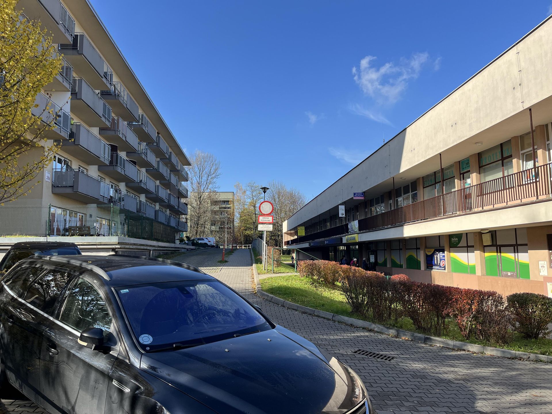 Bloki wstawiono między pawilon handlowy i szkoły