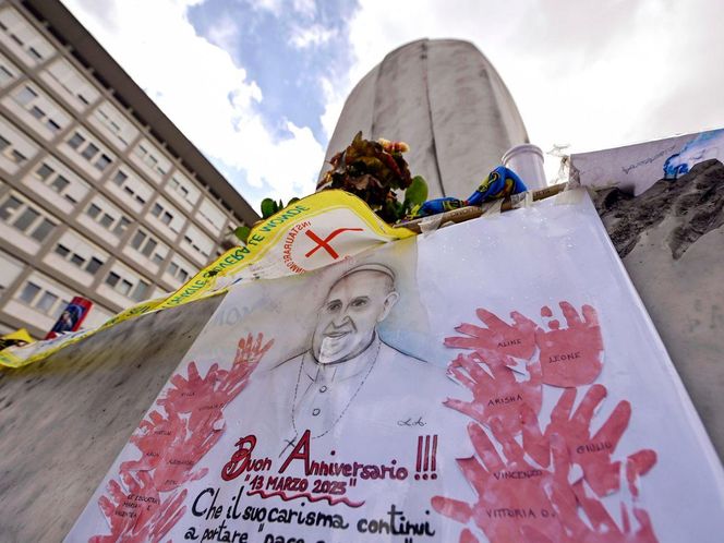 Wierni modlą się o zdrowie Papieża Franciszka