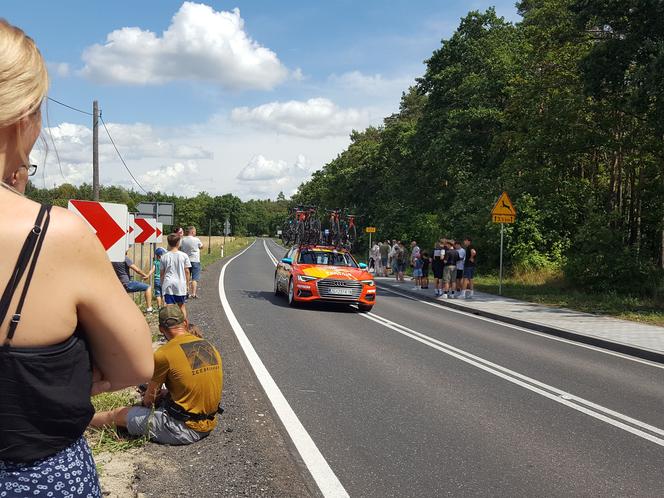 W Henrykowie koło Leszna kibice czekają na kolarzy 80. Tour de Pologne 