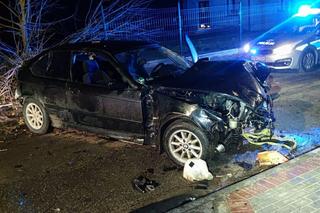 Fatalny wypadek koło Kamiennej Góry. Kierowca osobówki uderzył w trzy drzewa, oszukał przeznaczenie
