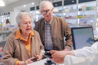 Darmowe leki dla seniorów 65 plus i dzieci. Gdzie sprawdzić listę leków? 