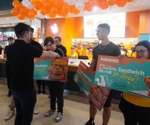 Trzy osoby wygrały roczny voucher na firmową kanapkę do Popeyes w Poznaniu