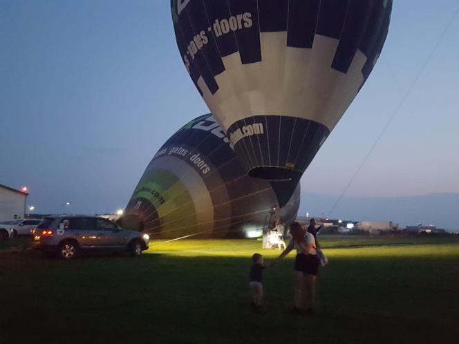 ​Nocny pokaz balonów na lotnisku w Lesznie. Wiatr był za mocny