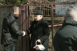 Jarosław Kaczyński ze skromnym koszyczkiem 