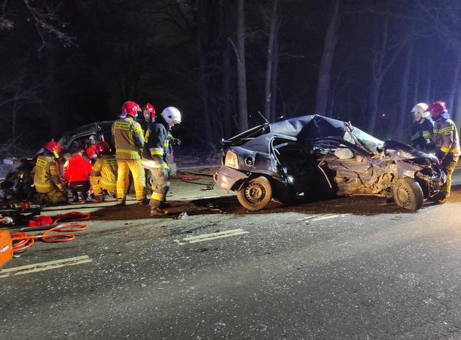 Śmiertelny wypadek w miejscowości Jeziórki. Auto 22-latka zmiażdżone!