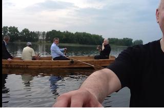 Wyluzowany Kaczyński na łódce bez krawata [ZDJĘCIA]
