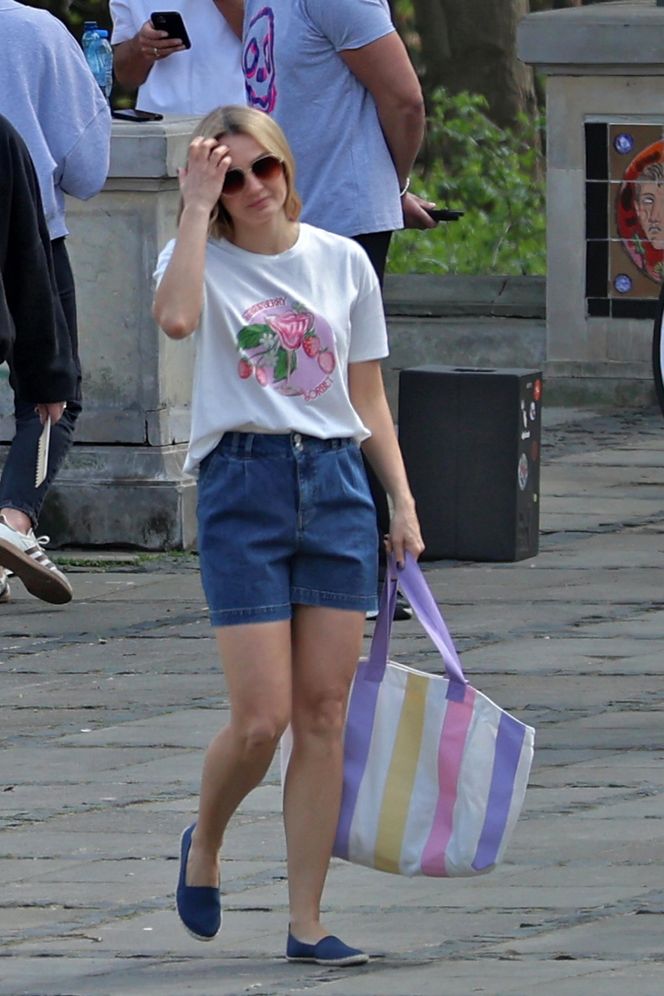 Małgorzata Socha przebiera się w parku