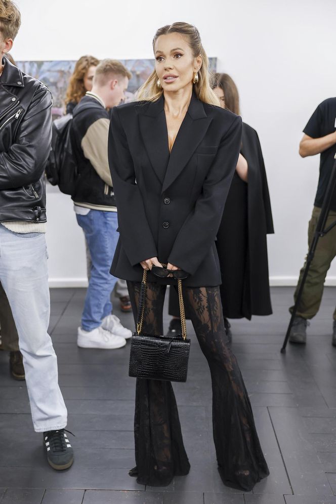 Ściśnięty biust i koronki. Tak Doda zaprezentowała się na wernisażu obrazów, dla których była inspiracją!