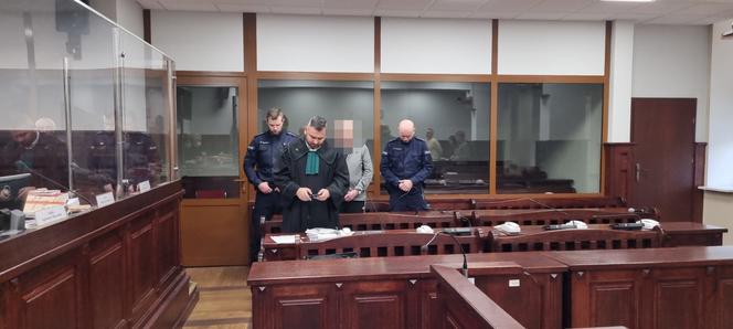 Leszek zrobił sito ze swojego kuzyna. Wyrok za 240 ciosów