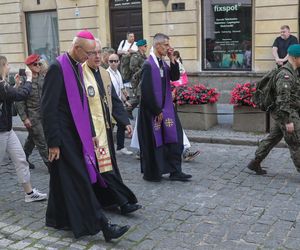 Metropolita warszawski abp Adrian Galbas i biskup polowy Wojska Polskiego Wiesław Lechowicz z uczestnikami 45. Warszawskiej Akademickiej Pieszej Pielgrzymki Metropolitalnej na Jasną Górę