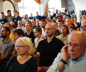 Tłumy na spotkaniu z Grzegorzem Braunem w Tarnowie. Mieszkańcy przynieśli gaśnice