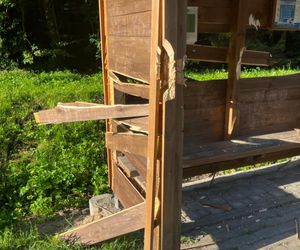 Wandale zniszczyli drewniane przystanki autobusowe