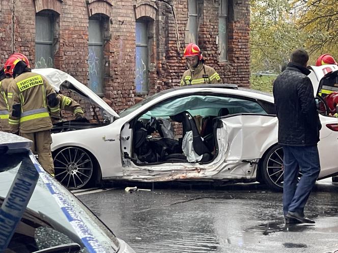 Pościg na Pradze, sportowy mercedes kompletnie rozbity. Trzy osoby trafiły do szpitala