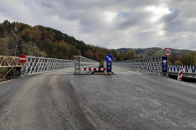 Koniec kilometrowych objazdów. Można już przejeżdżać tymczasowym mostem na rzece Kamienicy