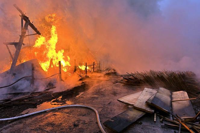 Nad ranem wybuchł pożar tartaku na Podkarpaciu. Z ogniem walczy kilkudziesięciu strażaków