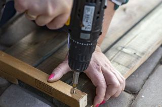 DIY: taca ze starych desek – instrukcja wykonania (3)