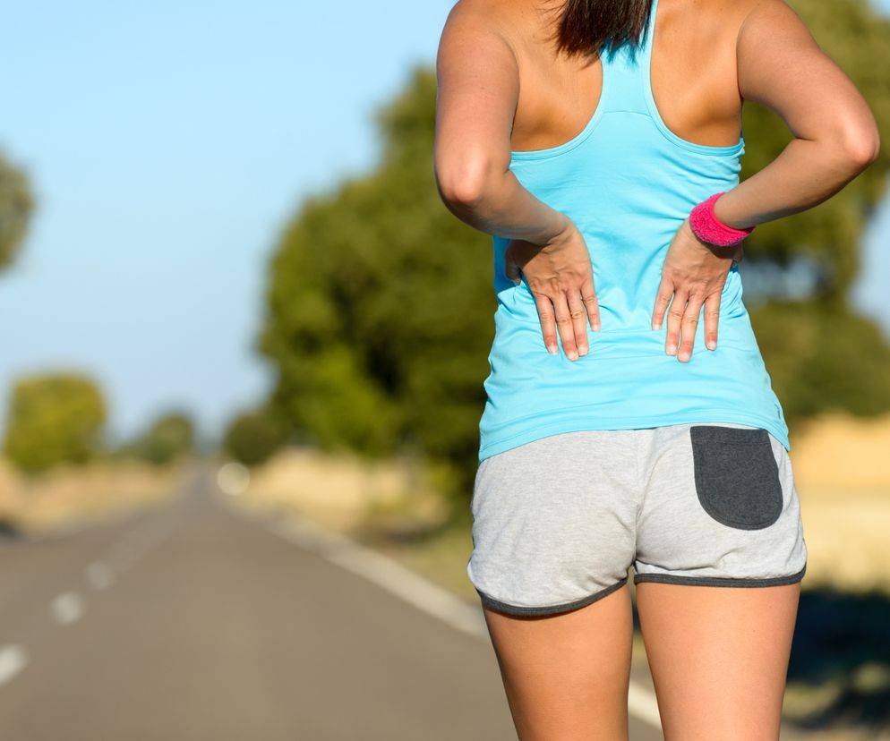 Jeśli ból kręgosłupa lędźwiowego pojawia się w czasie biegania, należy przejść do marszu lub zatrzymać się i porozciągać.