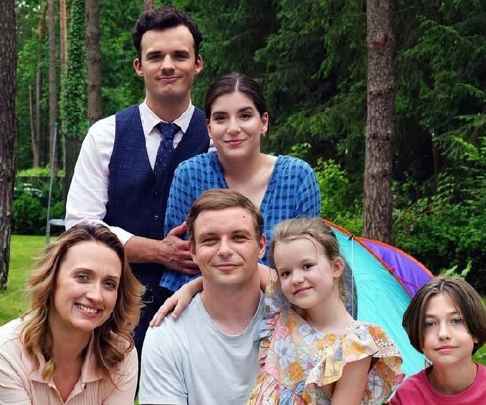 Barwy szczęścia. Ignacy (Olaf Staszkiewicz), Agata (Natalia Zambrzycka), Asia (Joanna Gzyra), Hubert (Marek Molak), Marysia (Nina Szumowska), Emil (Artem Malaszczuk)