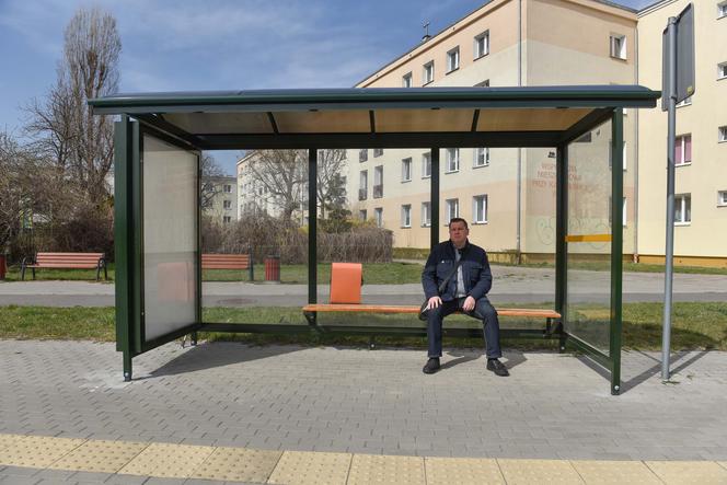 Arkadiusz Brodziński czeka na przystanku, na którym nie stają autobusy