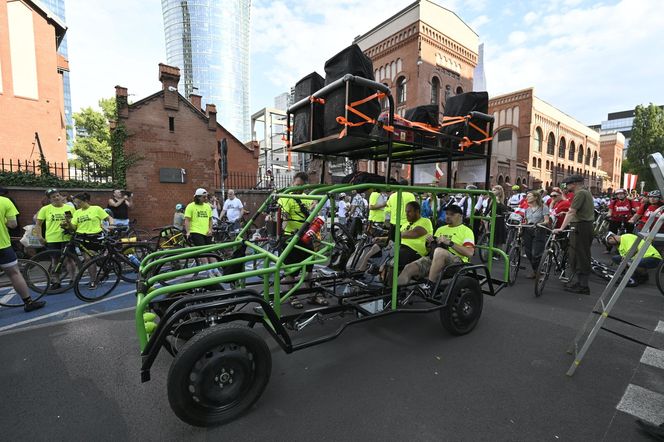 Biało-czerwonym peletonem rowerzyści uczcili Powstanie Warszawskie 