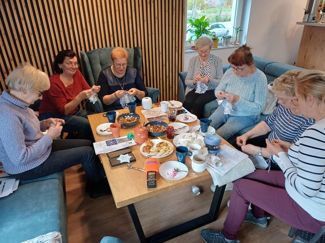 Szydełkowe babki z Ostrzeszowa. Dziergają w miejscach publicznych i ... zarażają pasją!