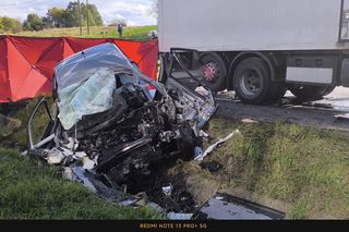 Osobówka zmiażdżona przez tira. W środku zakleszczony 40-latek. Nie udało sięgo ocalić