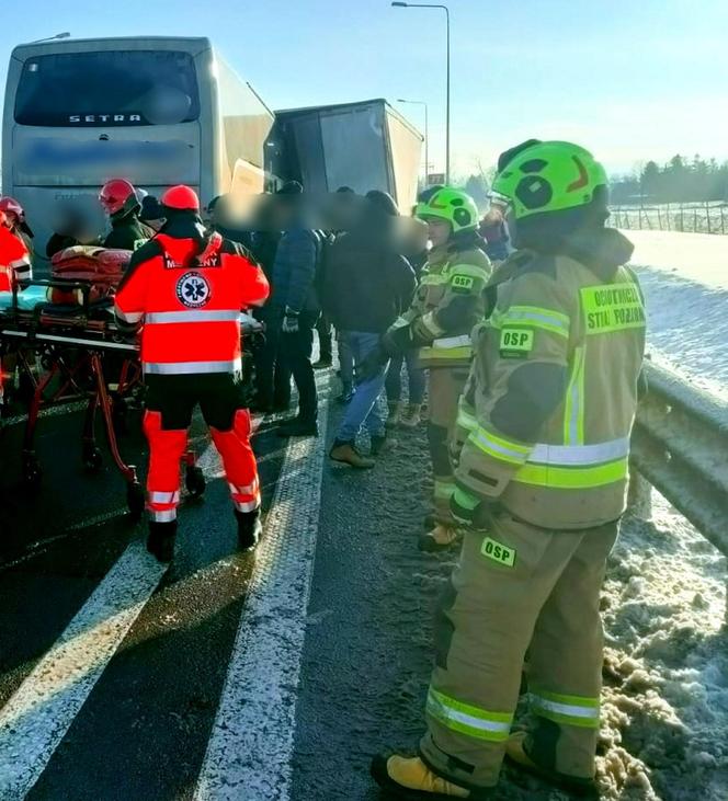 Potworne zderzenie autokaru z tirem. 12 osób rannych, na miejscu śmigłowiec 