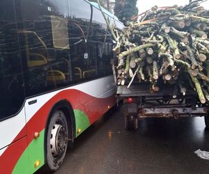 Województwo lubelskie. Przewoził gałęzie. Rozbił szyby w autobusie